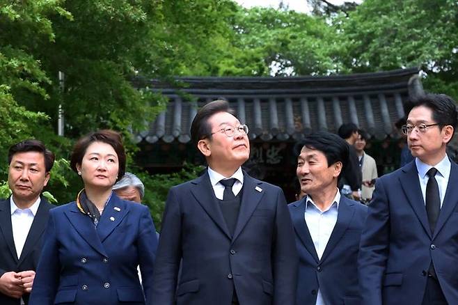 민심을 청취하는 '경청 투어'에 나선 이재명 더불어민주당 대선후보가 지난 10일 경남 남해군 충렬사 이순신 장군 사당을 참배한 뒤 김경수(오른쪽) 총괄선대위원장과 함께 이동하고 있다. ⓒ뉴시스