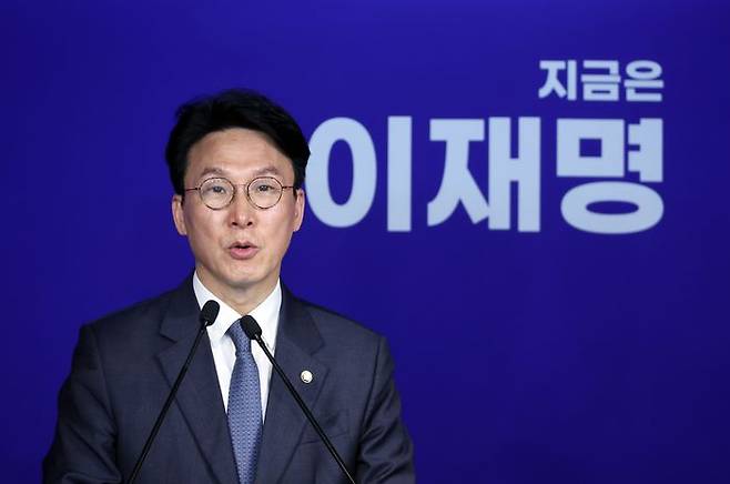 김민석 더불어민주당 상임 공동선대위원장이 11일 서울 여의도 당사에서 김문수 국민의힘 후보 확정 관련 입장을 발표하고 있다. ⓒ뉴시스