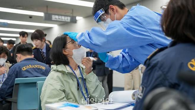 지난 8일 국립김해공항검역소 B입국장에서 질병관리청 출입기자단 및 국민소통단이 여행자 호흡기감염병 검사 서비스를 체험하고 있다. ⓒ질병관리청