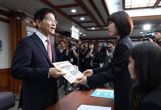 김문수 국민의힘 대통령 후보가 11일 오전 경기 과천 중앙선거관리위원회에서 제21대 대통령 선거 후보자 등록 서류를 제출하고 있다. 2025.5.11/뉴스1