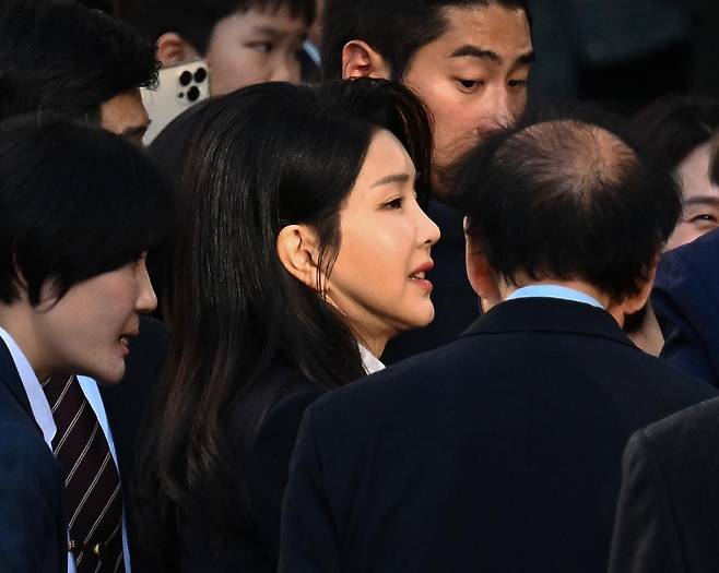 윤석열 전 대통령 부인 김건희 여사가 11일 서울 서초구 서초동 자택 앞에서 지지자들과 인사를 나누고 있다. 2025.4.11 사진공동취재