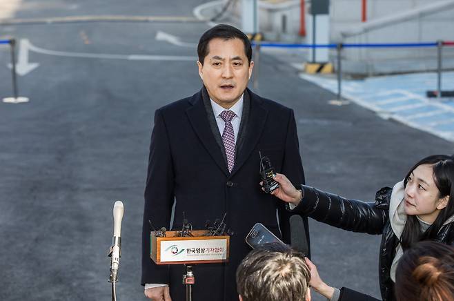 박대출 국민의힘 의원이 20일 서울 종로구 헌법재판소에서 열린 윤석열 대통령 탄핵심판 10차 변론기일에 참석하며 취재진의 질문에 답변하고 있다. 2025.2.20 사진공동취재단