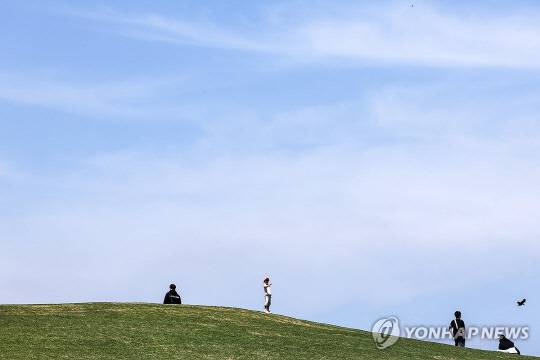 서울 송파구 올림픽공원에서 시민들이 나들이를 즐기고 있는 모습. [연합뉴스 자료사진]