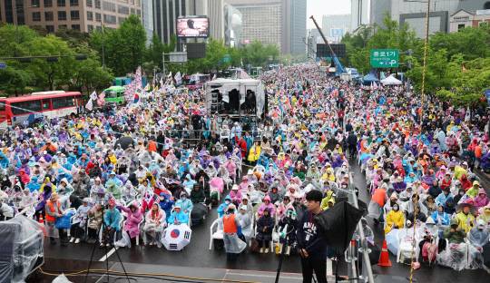 지난 5월10일 오후 서울 광화문 세종대로사거리에서 대한민국바로세우기운동본부(대국본) 주최로 열린 광화문 국민대회에서 참가자들이 태극기를 흔들고 있다.<연합뉴스 사진>