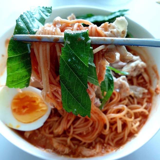 20250511_103905.jpg 닭기름에 비벼먹는 온가족 닭비빔국수(혼자 먹음)