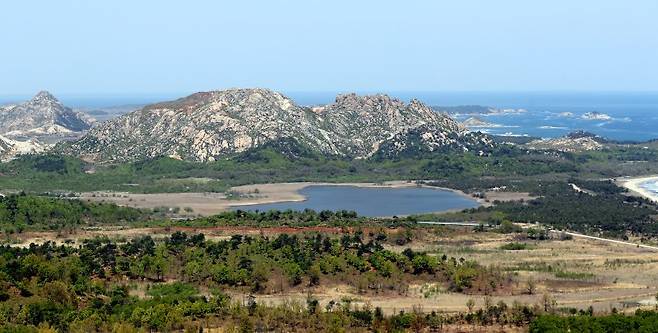 금강산 전망대(717OP)에서 바라본 구선봉과 감호(호수)의 모습. 뉴시스