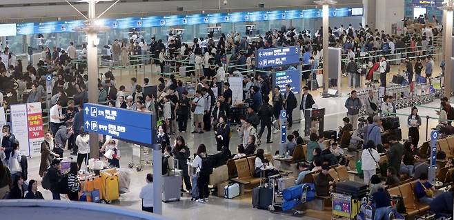 5월 황금연휴를 앞둔 1일 인천국제공항 제1여객터미널 출국장에서 승객들로 북적이고 있다. 연합뉴스