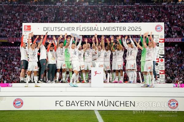 독일 분데스리가 우승 트로피를 들어올리는 김민재(바이에른뮌헨). 게티이미지코리아