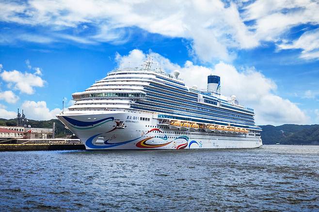 서귀포시 강정항에 입항한 13만t급 아도라 매직시티호. 제주도 제공