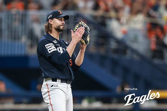 한화 이글스 라이언 와이스가 11일 서울 고척스카이돔에서 열린 2025 KBO리그 키움 히어로즈와 방문 경기에서 선발 등판해 야수의 수비에 박수를 보내고 있다. 한화 이글스 제공