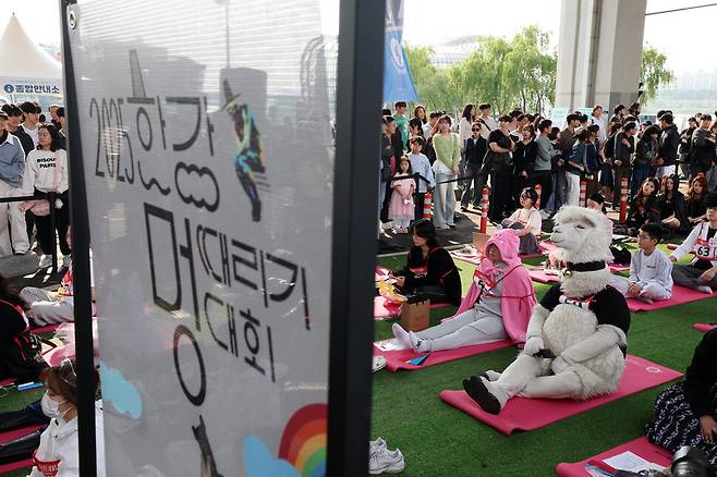 2025 한강 멍때리기 대회 참가자들이 11일 서울 서초구 반포한강공원 잠수교에서 멍하게 앉아있다. 김영원 기자 forever@hani.co.kr