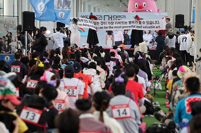 2025 한강 멍때리기 대회 주최자 웁쓰양이 11일 서울 서초구 반포한강공원 잠수교에서 대회 취지를 적은 펼침막을 참가자들에게 보여주고 있다. 김영원 기자 forever@hani.co.kr