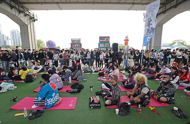 2025 한강 멍때리기 대회 참가자들이 11일 서울 서초구 반포한강공원 잠수교에서 멍하게 앉아있다. 김영원 기자 forever@hani.co.kr