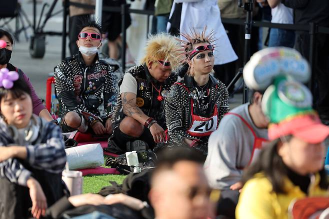 2025 한강 멍때리기 대회 참가자들이 11일 서울 서초구 반포한강공원 잠수교에서 멍하게 앉아있다. 김영원 기자 forever@hani.co.kr