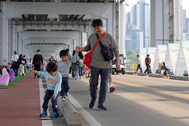 2025 차 없는 잠수교 뚜벅뚜벅 축제가 열린 11일 서울 서초구 반포한강공원 잠수교에서 시민들이 산책하고 있다. 김영원 기자 forever@hani.co.kr