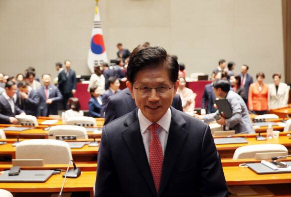 김문수 국민의힘 대통령 후보가 11일 서울 여의도 국회에서 열린 의원총회에서 의원들과 기념사진을 찍은 뒤 밖으로 나서고 있다. 연합뉴스