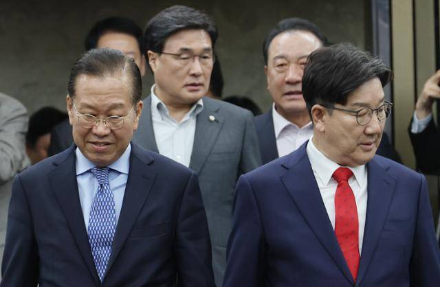 권영세(앞줄 왼쪽) 국민의힘 비상대책위원장과 권성동(앞줄 오른쪽) 원내대표가 지난 8일 국회에서 열린 의원총회에 참석하고 있다. 연합뉴스