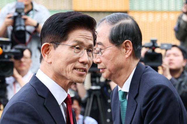 김문수(왼쪽) 국민의힘 대통령 후보와 한덕수 무소속 대선 예비후보가 8일 서울 여의도 국회의사당 내 카페에서 단일화 관련 회동을 마치고 인사하고 있다. 뉴스1