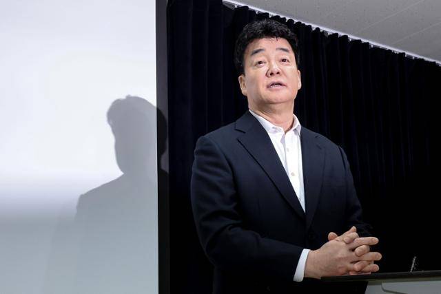 백종원 더본코리아 대표가 3월 28일 서울 서초구 스페이스쉐어 강남역센터에서 열린 첫 정기 주주총회를 마친 뒤 언론 앞에서 입장 표명 및 질의 응답 시간을 갖고 있다.