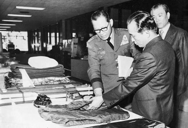 박정희 전 대통령이 1978년 2월 3일 국방부 연두 순시에서 노재현(오른쪽) 당시 국방장관과 국방부 관계자의 안내로 국산장비를 살펴보고 있다. 한국일보 자료사진