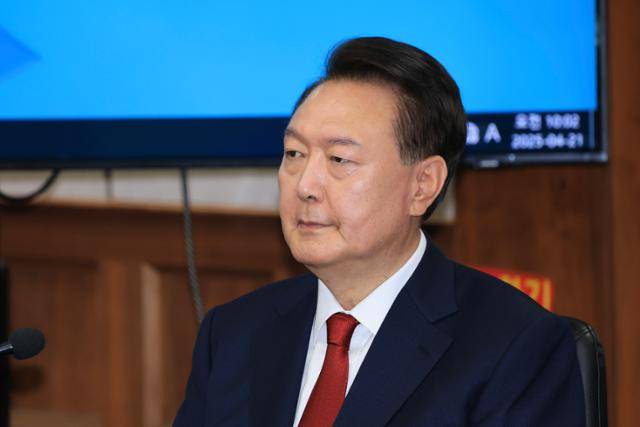 12·3 비상계엄을 선포해 내란 우두머리 혐의로 재판에 넘겨진 윤석열 전 대통령이 지난달 21일 오전 서울 서초구 서울중앙지법 417호 법정에 앉아 재판 시작을 기다리고 있다. 뉴시스