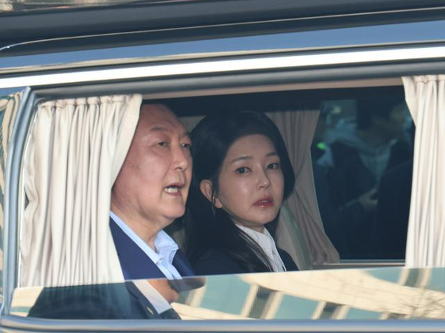 윤석열 전 대통령과 김건희(오른쪽) 여사가 지난달 11일 서울 용산구 한남동 대통령 관저를 떠나고 있다. 사진공동취재단