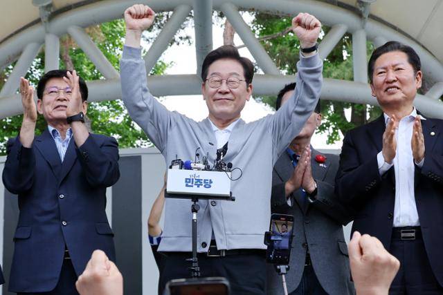 민심을 청취하는 '경청 투어'에 나선 이재명 더불어민주당 대선후보가 11일 전남 해남군 해남읍 인근 광장에서 연설을 마친 뒤 주민들에게 인사하고 있다. 해남=뉴시스