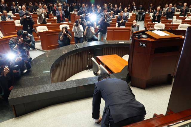 김문수 국민의힘 대선 후보가 11일 국회에서 열린 의원총회에서 큰절을 하고 있다. 뉴스1