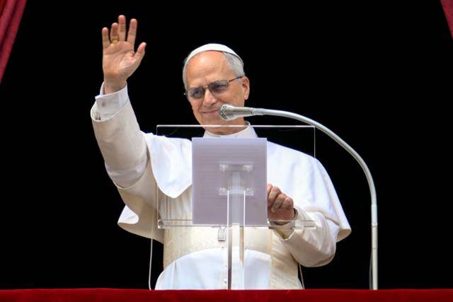 교황 레오 14세가 11일 바티칸 성 베드로 대성당 발코니에서 취임 후 첫 주일 기도 후 손을 흔들고 있다. 교황청 제공·바티칸=EPA 연합뉴스