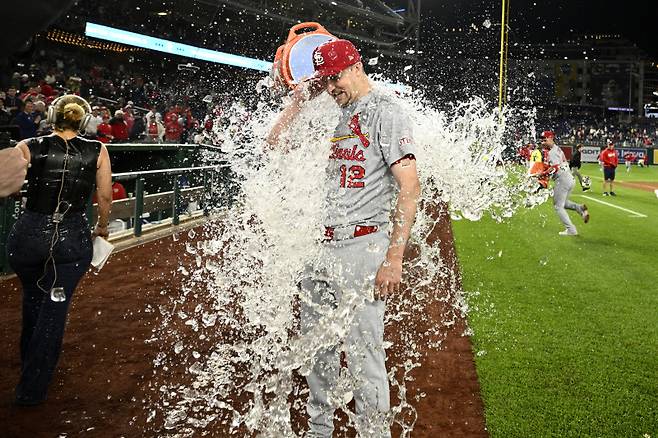 <yonhap photo-2574=""> St. Louis Cardinals starting pitcher Erick Fedde (12) is doused during a interview after a baseball game against the Washington Nationals, Friday, May 9, 2025, in Washington. (AP Photo/Nick Wass)/2025-05-10 10:49:12/ <저작권자 ⓒ 1980-2025 ㈜연합뉴스. 무단 전재 재배포 금지, AI 학습 및 활용 금지></yonhap>