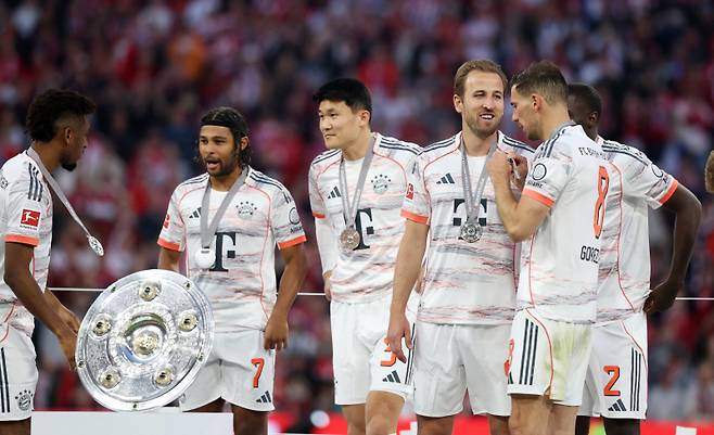 <yonhap photo-0892=""> Soccer Football - Bundesliga - Bayern Munich v Borussia Moenchengladbach - Allianz Arena, Munich, Germany - May 10, 2025 Bayern Munich's Harry Kane talks to Leon Goretzka during the trophy ceremony after winning the Bundesliga REUTERS/Kai Pfaffenbach DFL REGULATIONS PROHIBIT ANY USE OF PHOTOGRAPHS AS IMAGE SEQUENCES AND/OR QUASI-VIDEO./2025-05-11 04:00:12/ <저작권자 ⓒ 1980-2025 ㈜연합뉴스. 무단 전재 재배포 금지, AI 학습 및 활용 금지></yonhap>