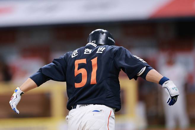 <yonhap photo-7172=""> 내가 독수리다 (서울=연합뉴스) 신현우 기자 = 9일 서울 고척스카이돔에서 열린 프로야구 2025 신한 SOL 뱅크 KBO리그 한화 이글스와 키움 히어로즈의 경기. 9회초 2사 한화 문현빈이 솔로 홈런을 치고 베이스를 돌며 독수리 세리머니를 하고 있다. 2025.5.9 nowwego@yna.co.kr/2025-05-09 21:40:39/ <저작권자 ⓒ 1980-2025 ㈜연합뉴스. 무단 전재 재배포 금지, AI 학습 및 활용 금지></yonhap>