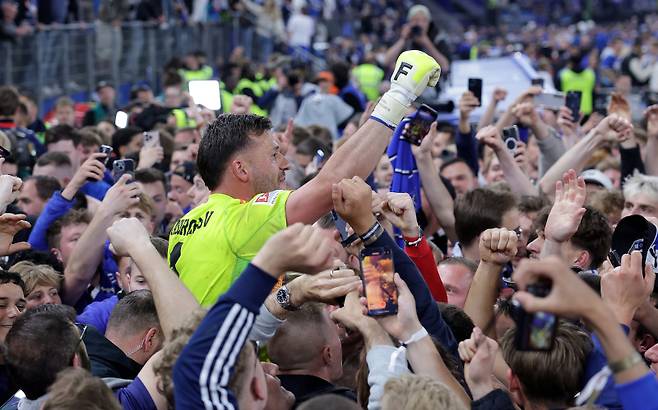 함부르크 선수와 팬들이 뒤섞여 1부 승격의 기쁨을 누리고 있다. 사진=EPA 연합뉴스