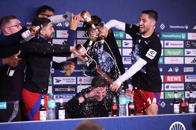 함부르크 선수들이 메를린 폴친 감독에게 맥주를 붓고 있다. 사진=AFP 연합뉴스