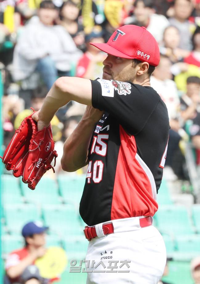 2025 KBO리그 프로야구 SSG 랜더스와 KIA 타이거즈의 더블헤더 1차전 경기가 11일 오후 인천SSG랜더스필드에서 열렸다. 4회말 3실점한 네일이 땀을 닦고 있다. 인천=김민규 기자 /2025.05.11/