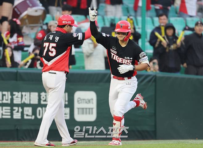 2025 KBO리그 프로야구 SSG 랜더스와 KIA 타이거즈의 더블헤더 2차전 경기가 11일 오후 인천SSG랜더스필드에서 열렸다. 4회초 1사 김도영이 김광현을 상대로 좌중월 솔로 홈런를 치고 베이스를 돌고 있다. 인천=김민규 기자/2025.05.11/