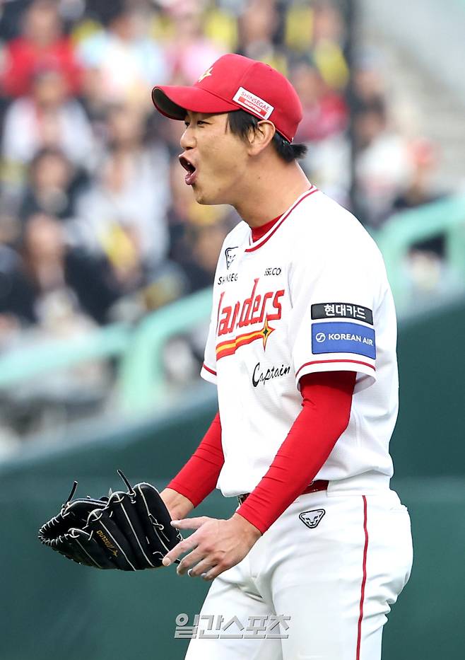 2025 KBO리그 프로야구 SSG 랜더스와 KIA 타이거즈의 더블헤더 2차전 경기가 11일 오후 인천SSG랜더스필드에서 열렸다. 3회초 2사 1루 박찬호의 느린 땅볼 타구를 3루수 김수윤이 달려와 잡아 1루로 던져 아웃시키자 김광현이 감탄하고 있다. 인천=김민규 기자 /2025.05.11/