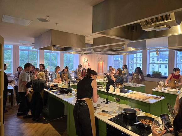 영국 런던 존루이스 백화점에 자리한 제이미 올리버의 키친 스튜디오에서 수강생들이 삼성전자의 주방기기로 요리하는 모습. [사진=삼성전자]