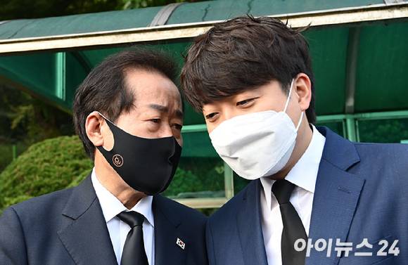 지난 2021년 10월 26일 홍준표 당시 국민의힘 대선 경선 후보(왼쪽)와 이준석 대표가 서울 동작구 국립서울현충원의 故 박정희 전 대통령의 묘소 참배를 마친 후 대화를 하고 있다.