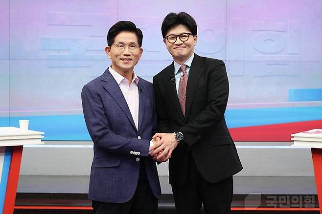 지난달 30일, 당시 제21대 대통령선거에 국민의힘 후보로 출마한 김문수(왼쪽) 후보와 한동훈 후보가 방송토론회에 출연해 토론을 벌였다. (국민의힘)다