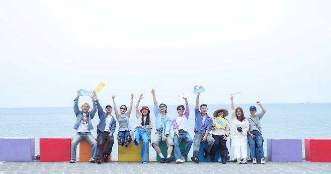 제주 바다를 배경으로, 중국 JJ프렌즈 2기 참가자들이 환호하고 있다. 캠페인 문구가 적힌 피켓을 손에 들고, 즐겁지만 절도 있는 포즈로 '제주와의 약속' 실천을 다짐하는 순간이다. (제주관광공사 제공)