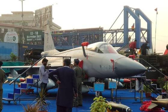 2022년 IDEAS에서 전시된 파키스탄군 JF-17. 이 전투기가 2017년 인도군 MiG-21을 격추했다고 파키스탄은 주장한다. 그러나 사실은 파키스탄군 F-16의 전과였다. TurDef