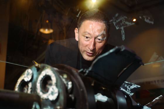 지난달 14일 경기도 평택 해군2함대사령부 서해수호관에서 하동환 전 국정원 대구지부장이 천안함 침몰 해역에서 수거한 북한 어뢰 추진동력장치(모형)를 살펴보고 있다. 김종호 기자