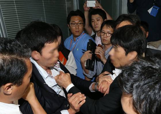 2013년 9월 서울 여의도 국회 의원회관에서 이석기 전 통합진보당 국회의원 구인장을 전달하는 과정에서 당 관계자(오른쪽)와 국정원 직원(왼쪽) 간 몸싸움이 벌어지고 있다. 사진공동취재단