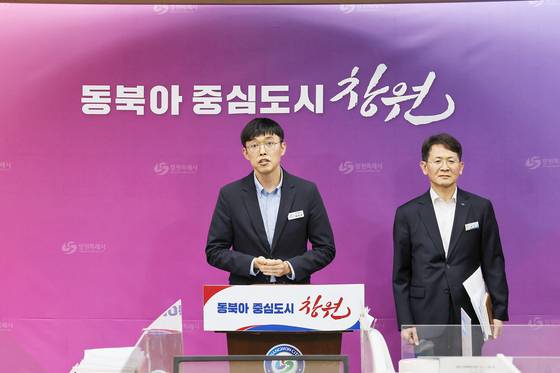 이성민(왼쪽) 경남 창원시 문화체육관광국장이 9일 오후 긴급 기자회견을 열고 ″오는 18일까지 (NC 홈구장인) 창원NC파크 재개장을 위한 모든 시설물 정비를 마칠 것″이라고 밝혔다. 창원시
