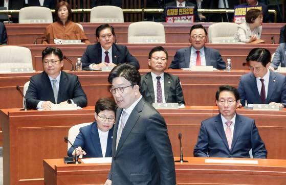 권성동 국민의힘 원내대표가 7일 오후 국회에서 열린 의원총회에 참석해 발언하기 위해 이동하고 있다. 김성룡 기자