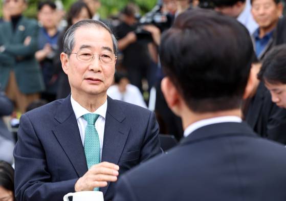 무소속 한덕수 대선 예비후보가 8일 서울 국회 사랑재에 위치한 커피숍에서 국민의힘 김문수 대선후보와 후보 단일화 관련 회동을 하고 있다. 연합뉴스