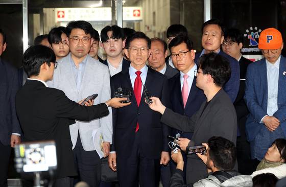 국민의힘으로부터 대통령선거 후보 자격이 취소된 김문수 전 후보가 10일 서울남부지법에서 후보 선출취소 효력정지 가처분 심문기일에 출석을 마치고 입장발표를 하고 있다. 뉴시스