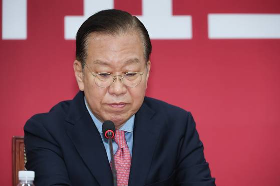 권영세 국민의힘 비상대책위원장이 10일 서울 여의도 국회에서 김문수 대통령 후보 자격 취소·한덕수 예비후보 입당 및 대선후보 등록 과정에 대해 기자회견을 하고 있다. 뉴스1