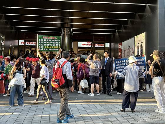 지난해 9월 제주시 연동의 신라면세점 앞에 중국인 관광객이 북적이고 있다. 중국 상하이(上海)에서 크루즈 아도라매직시티호를 타고 온 이들은 제주에서 관광과 쇼핑을 즐겼다. 최충일 기자